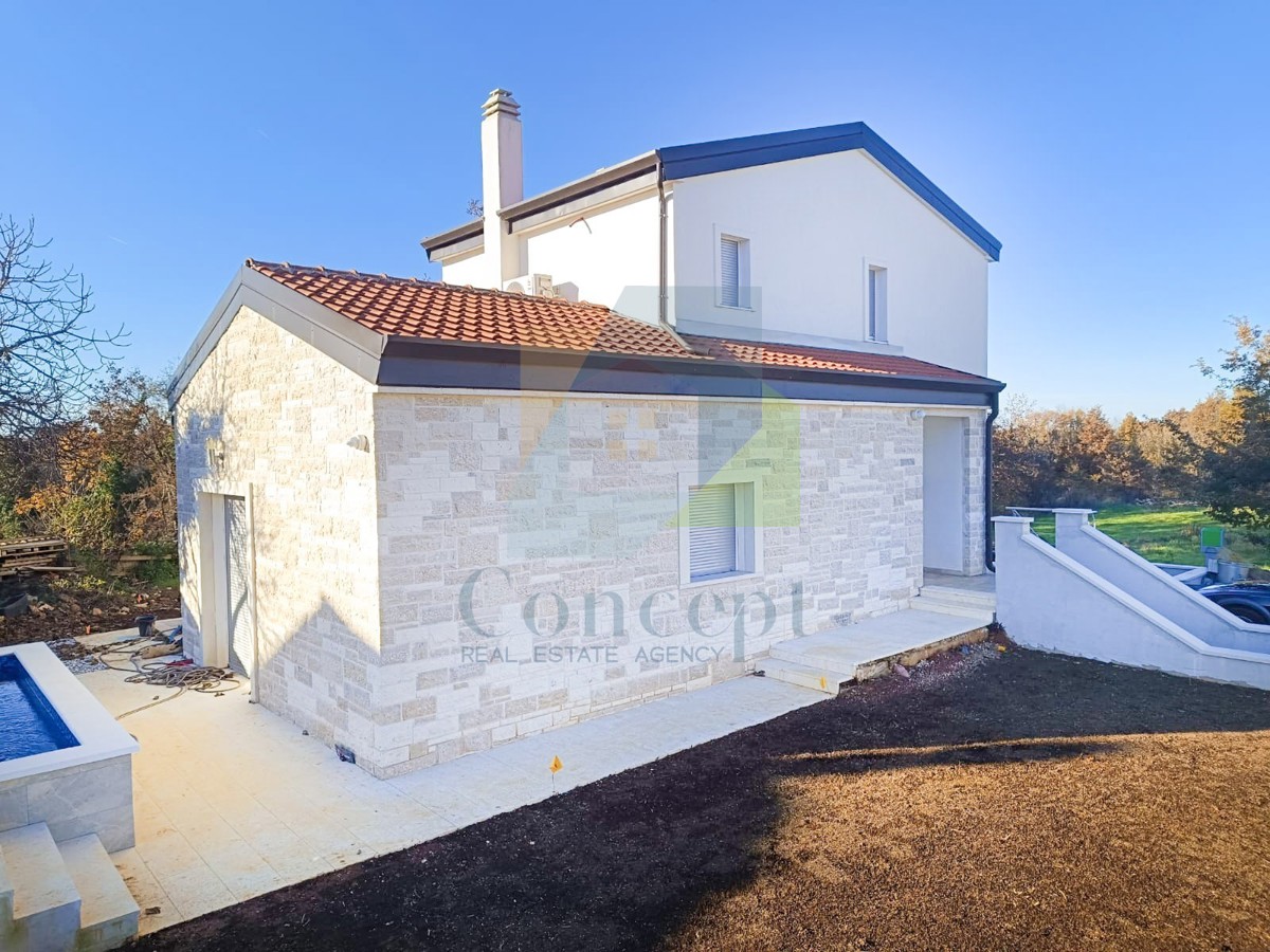 Poreč, okolica, Hiša s tremi spalnicami in bazenom na mirni lokaciji 11 km od morja