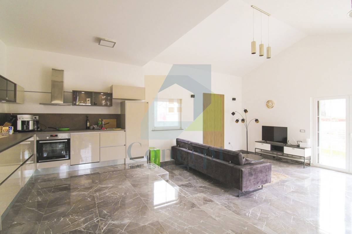 Poreč, okolica, Hiša s tremi spalnicami in bazenom na mirni lokaciji 11 km od morja