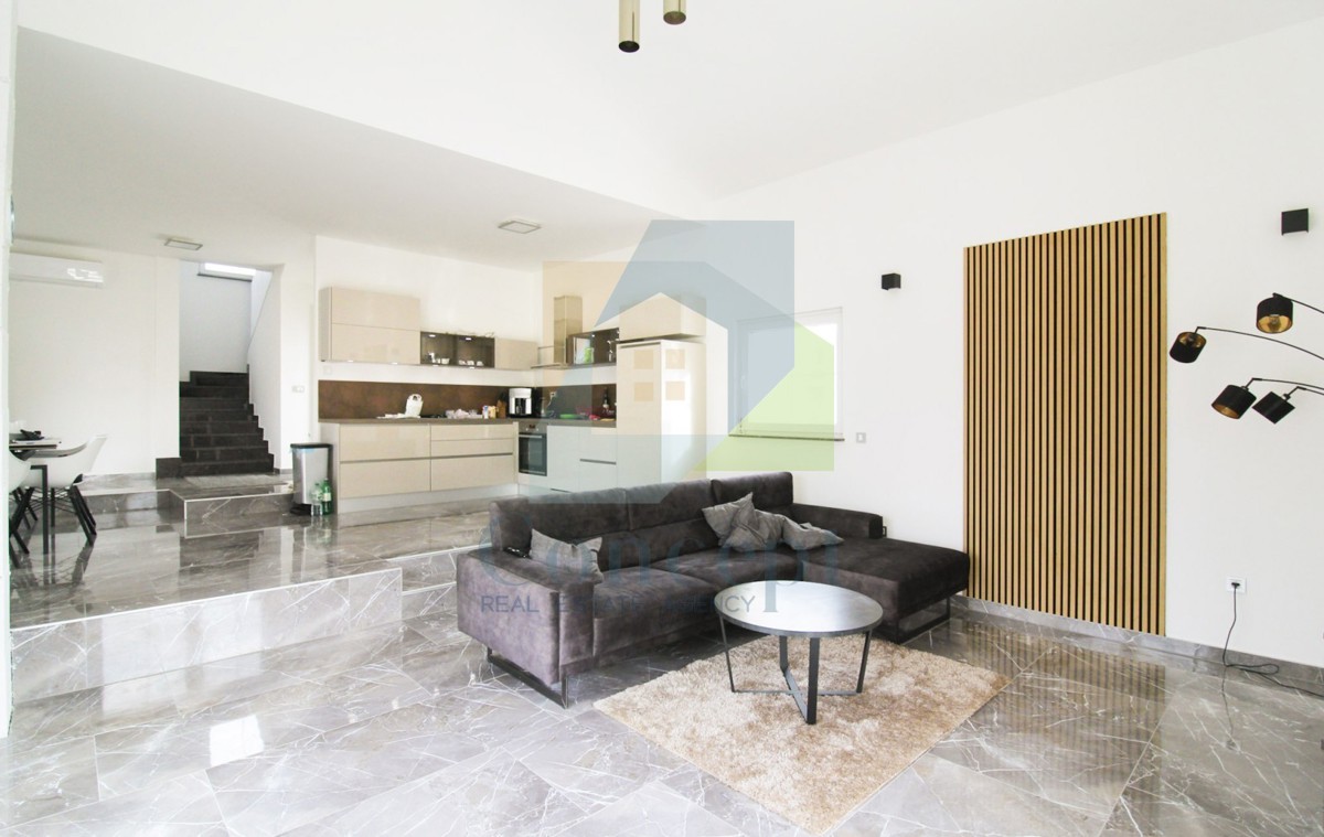 Poreč, okolica, Hiša s tremi spalnicami in bazenom na mirni lokaciji 11 km od morja