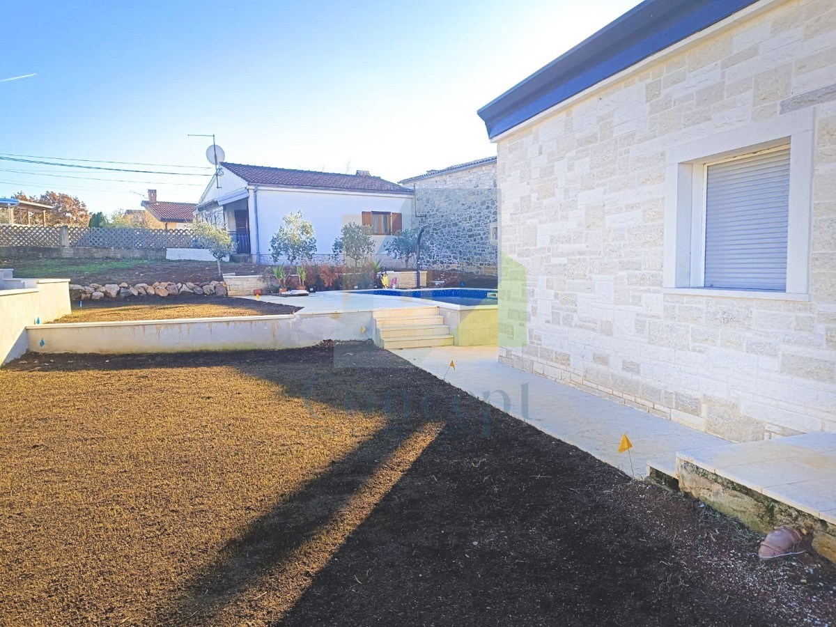 Poreč, okolica, Hiša s tremi spalnicami in bazenom na mirni lokaciji 11 km od morja