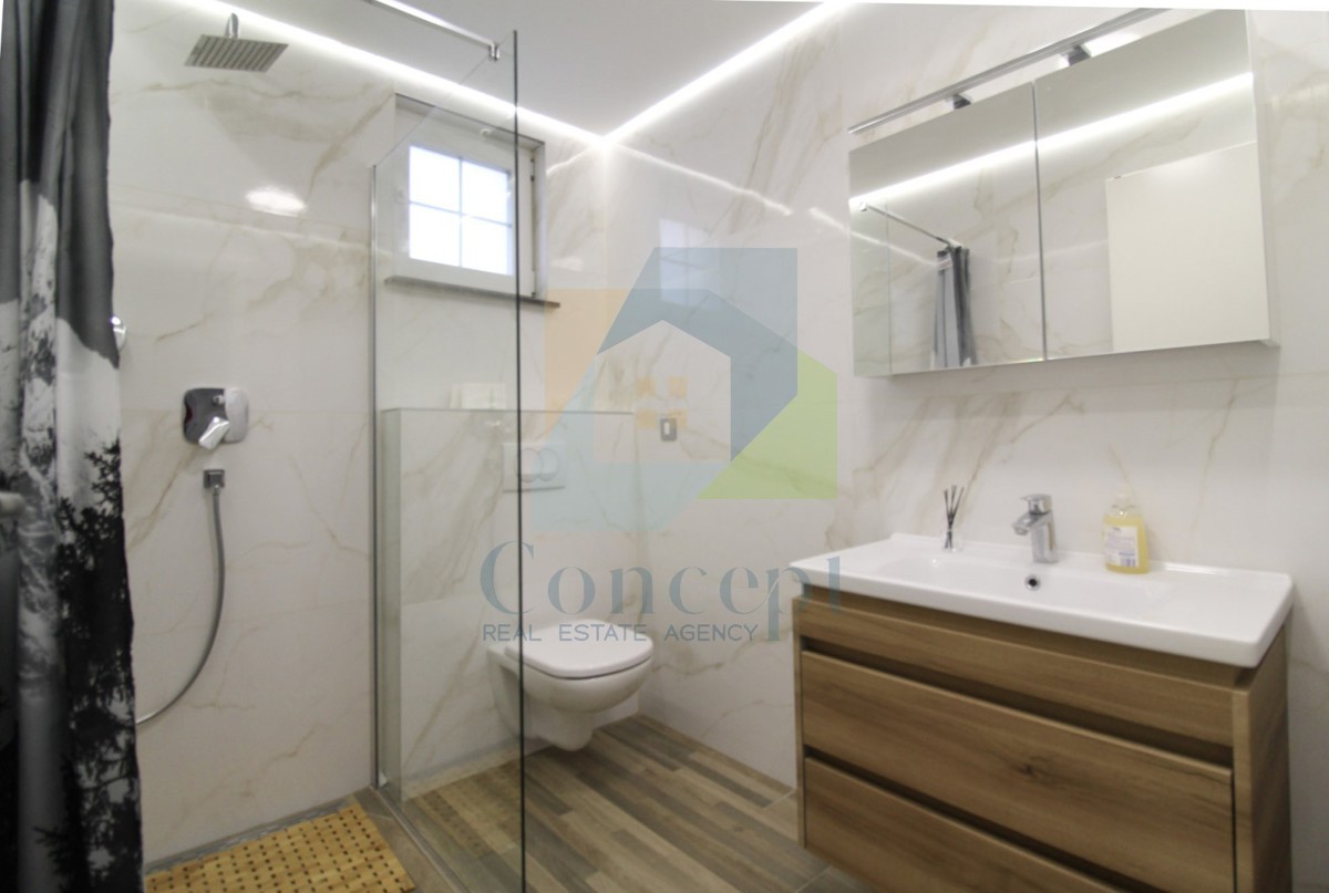 Poreč, okolica, Hiša s tremi spalnicami in bazenom na mirni lokaciji 11 km od morja