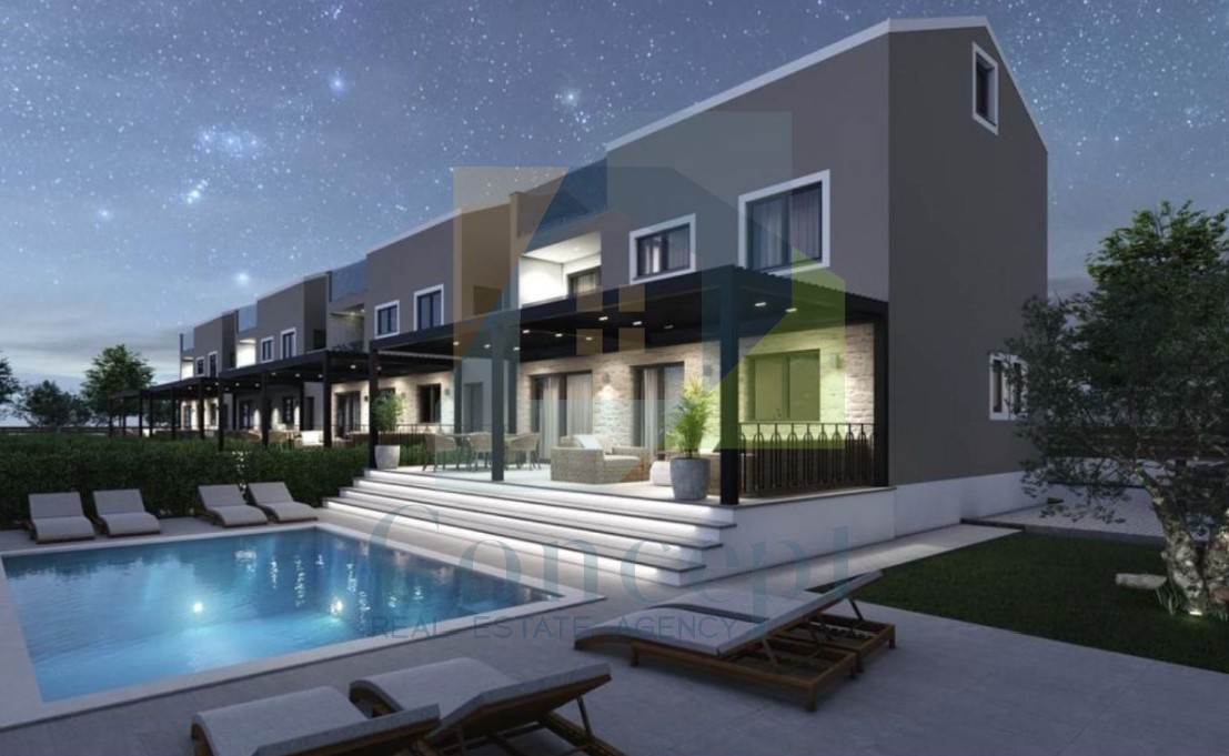 Poreč, okolica, Hiša na koncu niza s bazenom na mirni lokaciji 11 km od morja