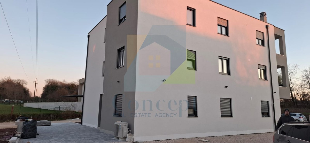 Umag, okolica, Prostoren stan v pritličju s vrtom, 2 km od morja