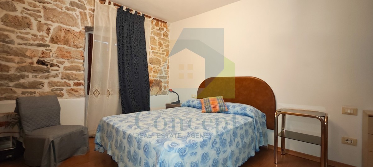 Poreč, okolica, Kamena hiša z obsežno okolico in pogledom na morje, 5 km od morja