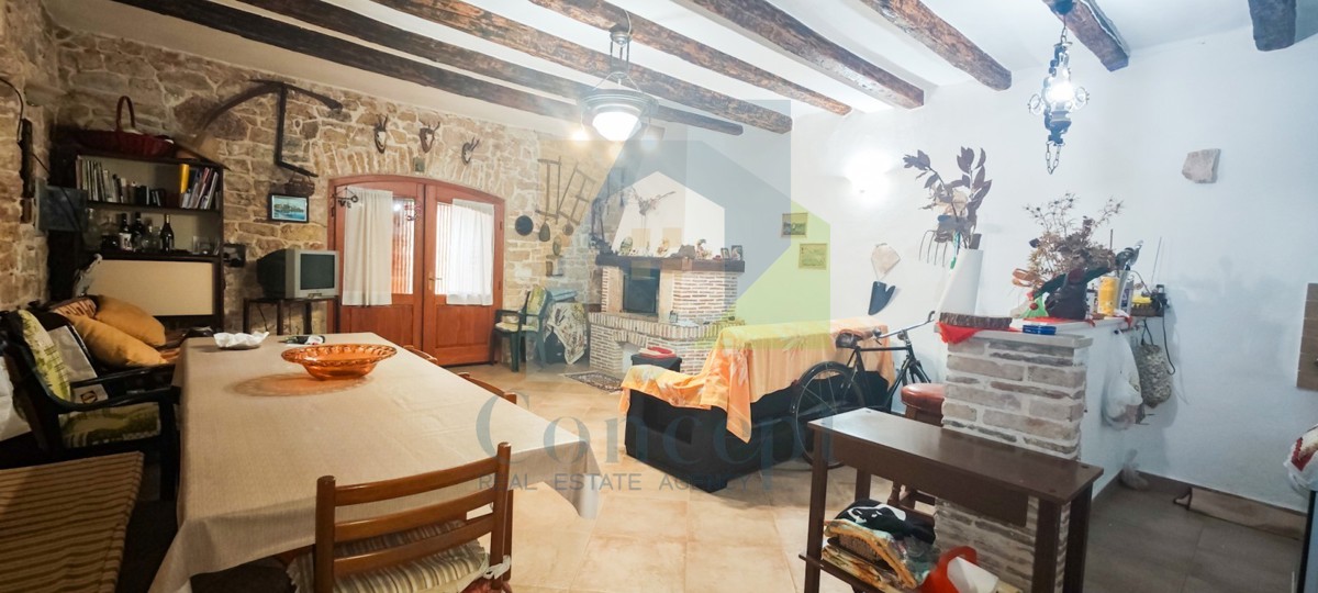 Poreč, okolica, Kamena hiša z obsežno okolico in pogledom na morje, 5 km od morja