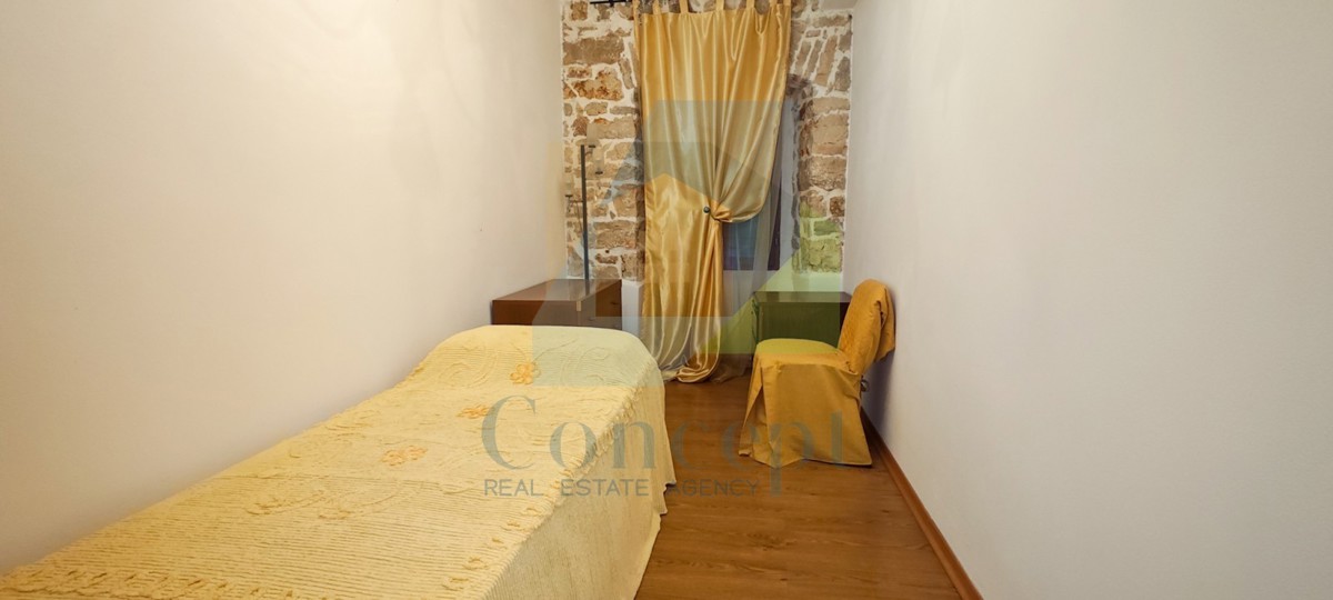 Poreč, okolica, Kamena hiša z obsežno okolico in pogledom na morje, 5 km od morja