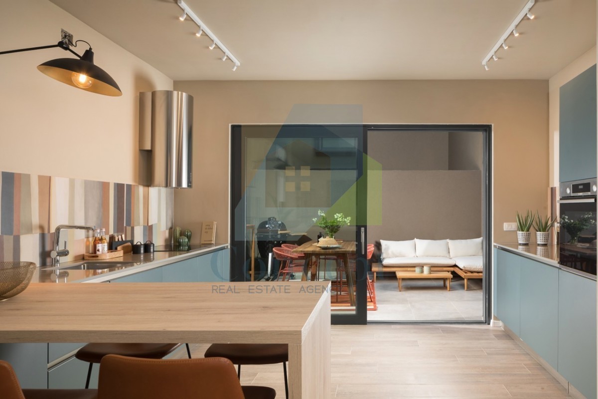 Poreč, Hiša v nizu s pogledom na morje, 900 m od morja