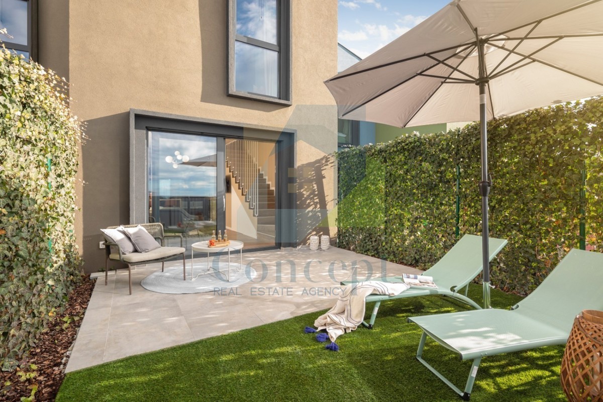 Poreč, Hiša v nizu s pogledom na morje, 900 m od morja