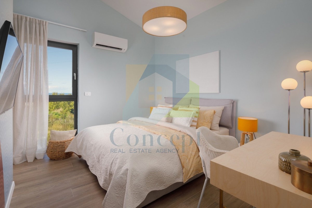 Poreč, Hiša v nizu s pogledom na morje, 900 m od morja