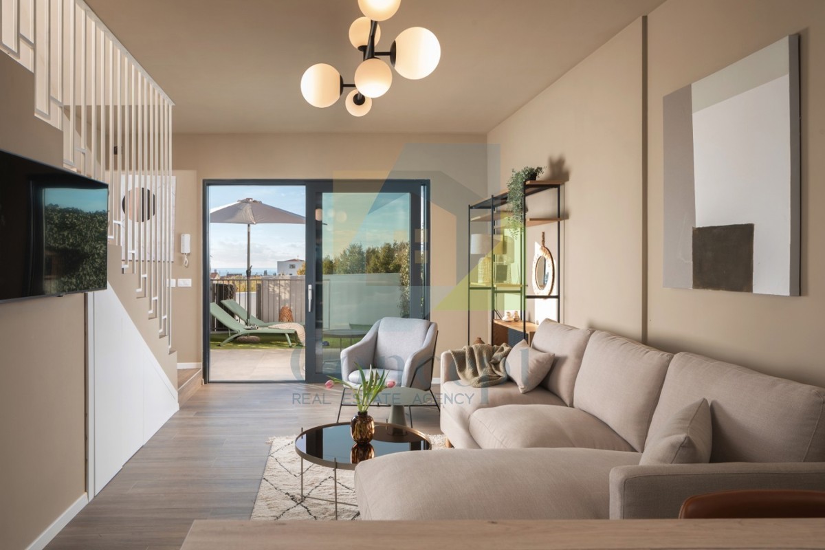 Poreč, Hiša v nizu s pogledom na morje, 900 m od morja