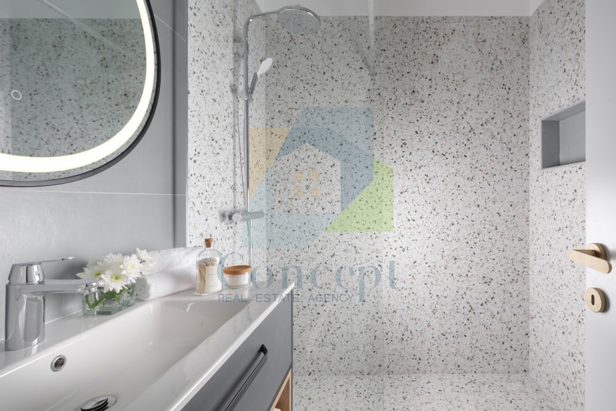 Poreč, Hiša v nizu s pogledom na morje, 900 m od morja