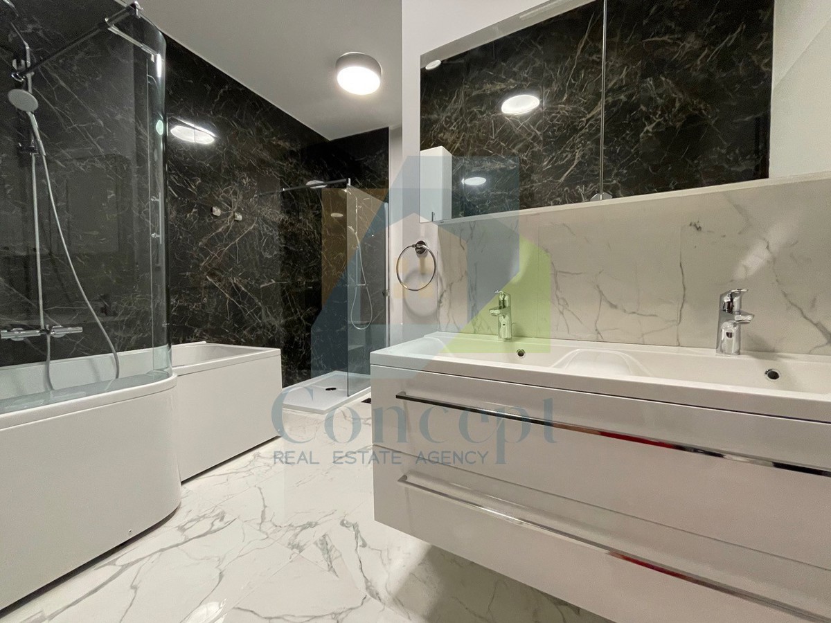 Poreč, center, Luksuzno stanovanje v pritličju v starem mestnem jedru, 40 m od morja