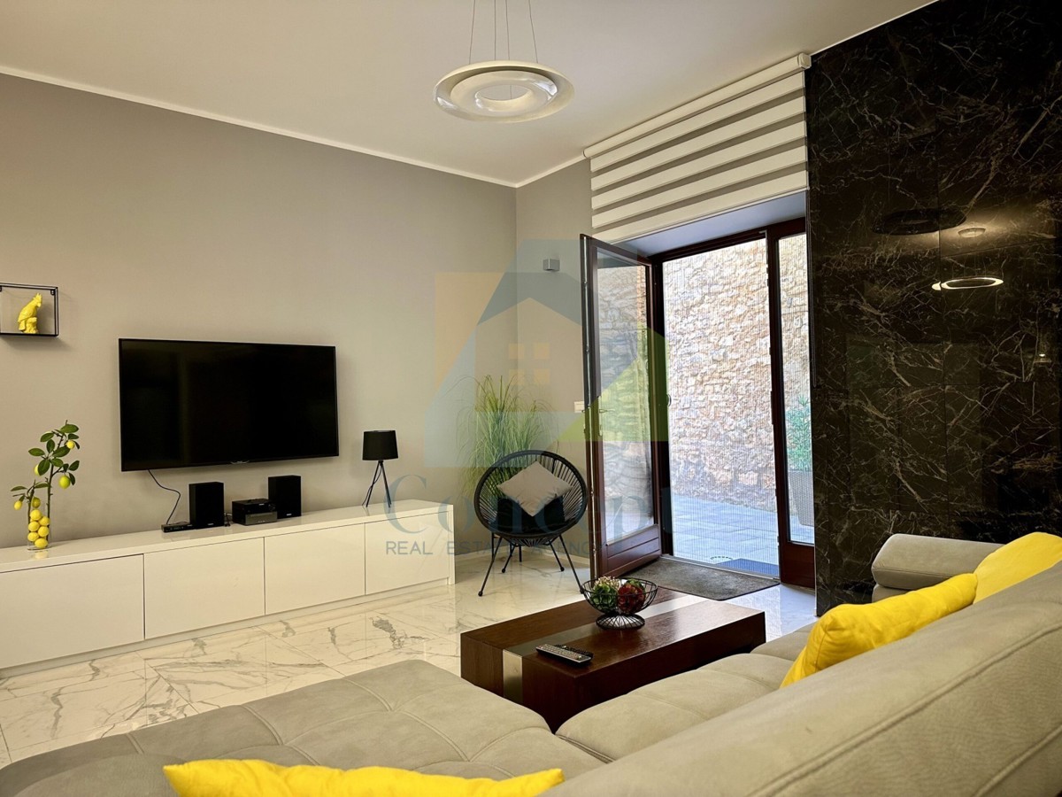 Poreč, center, Luksuzno stanovanje v pritličju v starem mestnem jedru, 40 m od morja