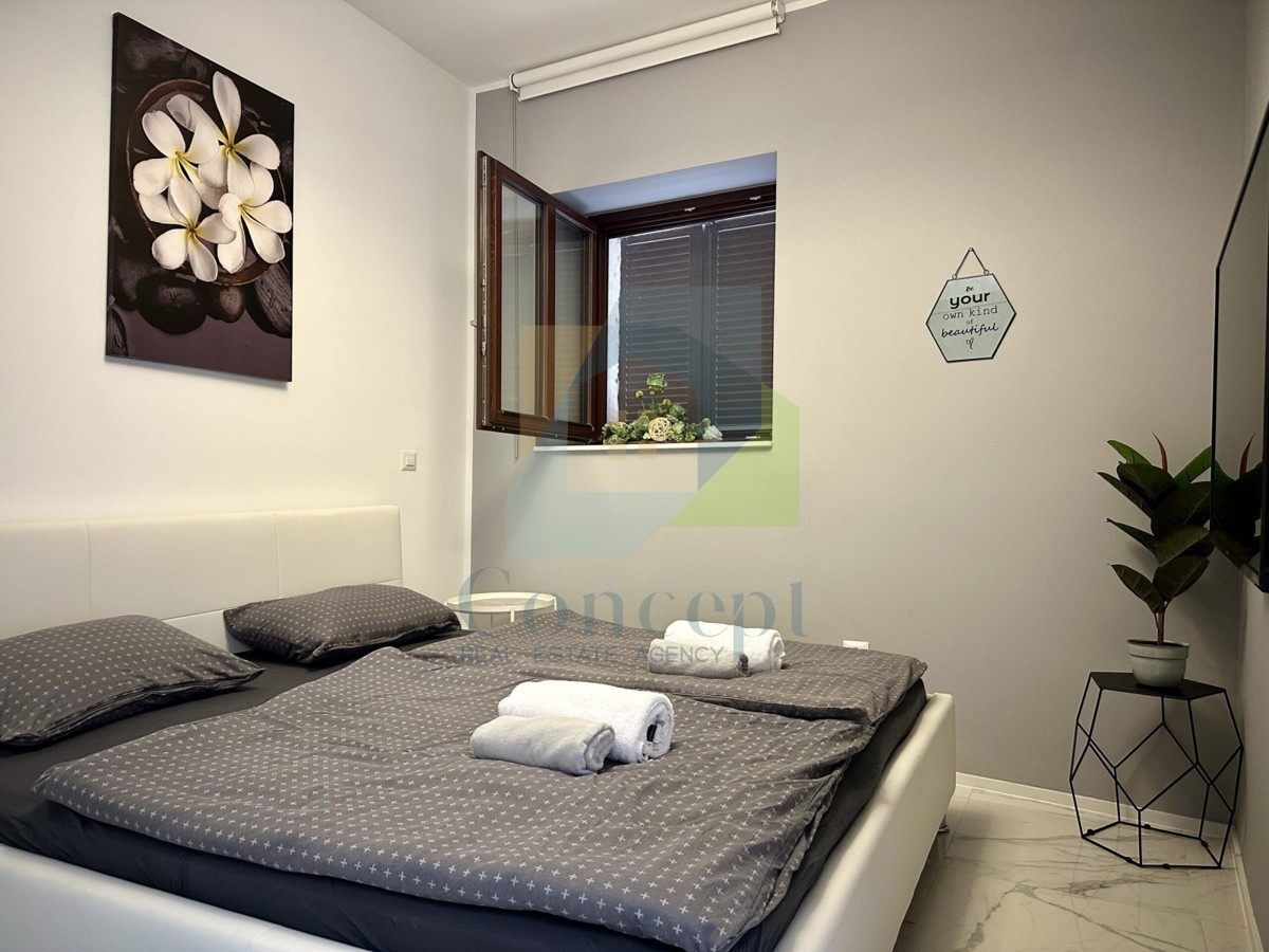 Poreč, center, Luksuzno stanovanje v pritličju v starem mestnem jedru, 40 m od morja