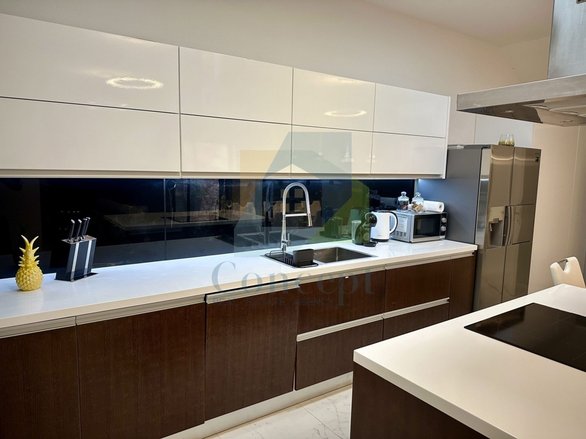 Poreč, center, Luksuzno stanovanje v pritličju v starem mestnem jedru, 40 m od morja