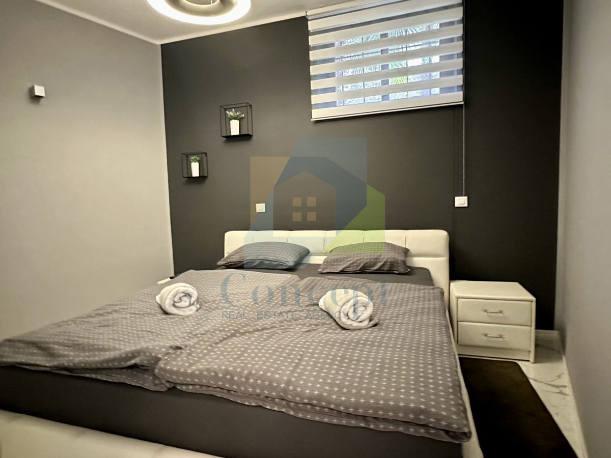 Poreč, center, Luksuzno stanovanje v pritličju v starem mestnem jedru, 40 m od morja