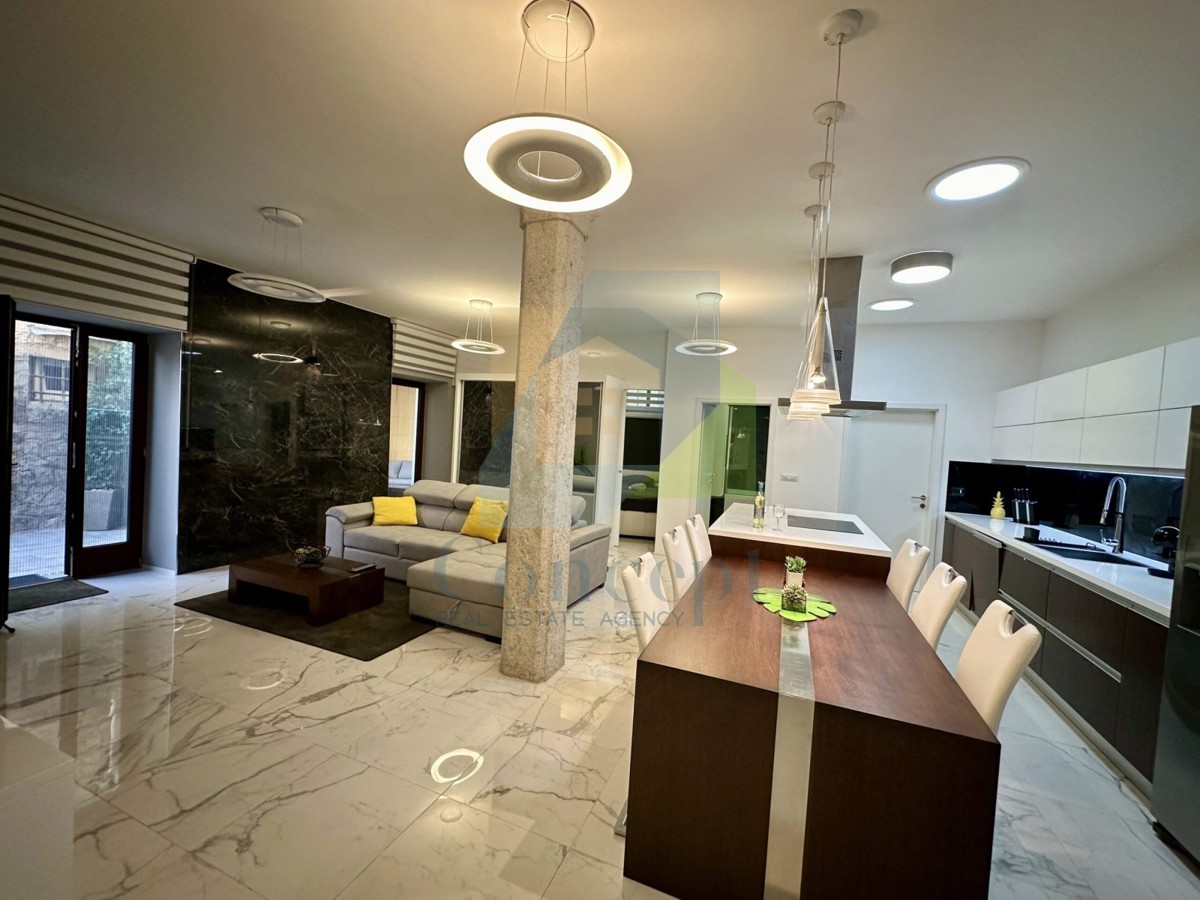 Poreč, center, Luksuzno stanovanje v pritličju v starem mestnem jedru, 40 m od morja