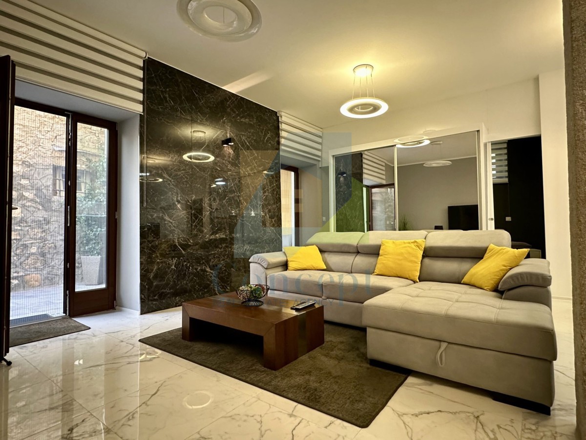 Poreč, center, Luksuzno stanovanje v pritličju v starem mestnem jedru, 40 m od morja