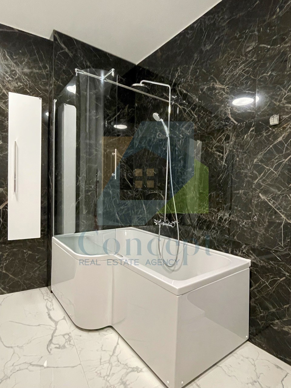 Poreč, center, Luksuzno stanovanje v pritličju v starem mestnem jedru, 40 m od morja