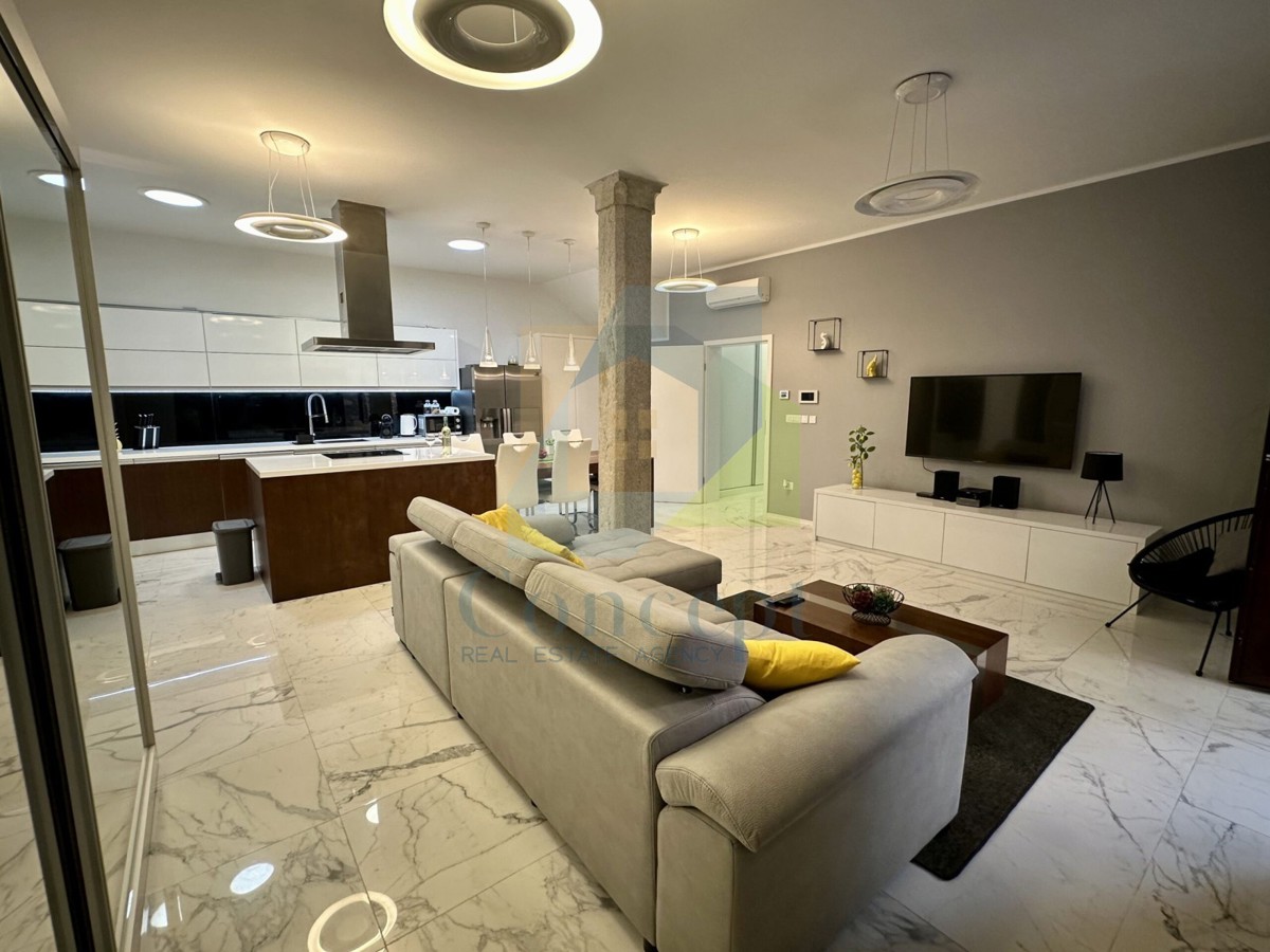 Poreč, center, Luksuzno stanovanje v pritličju v starem mestnem jedru, 40 m od morja