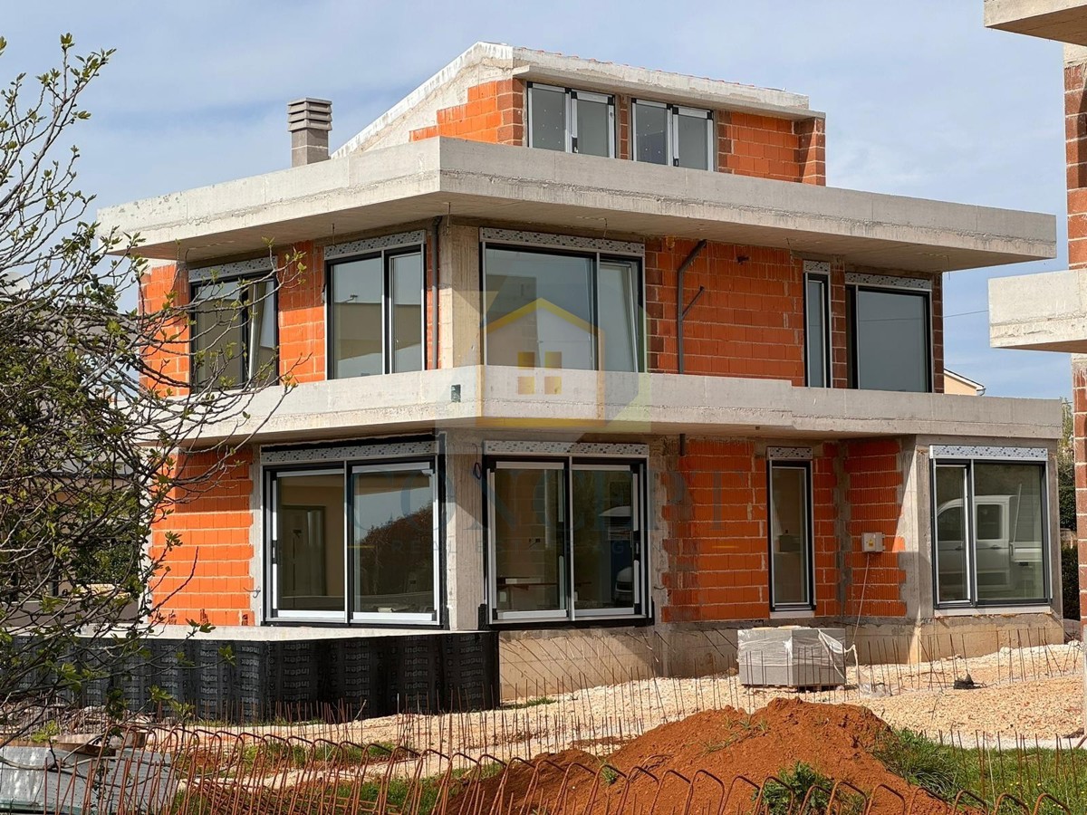 Poreč, uža okolica, samostojna luksuzna vila s bazenom i krovno teraso, 2 km od morja