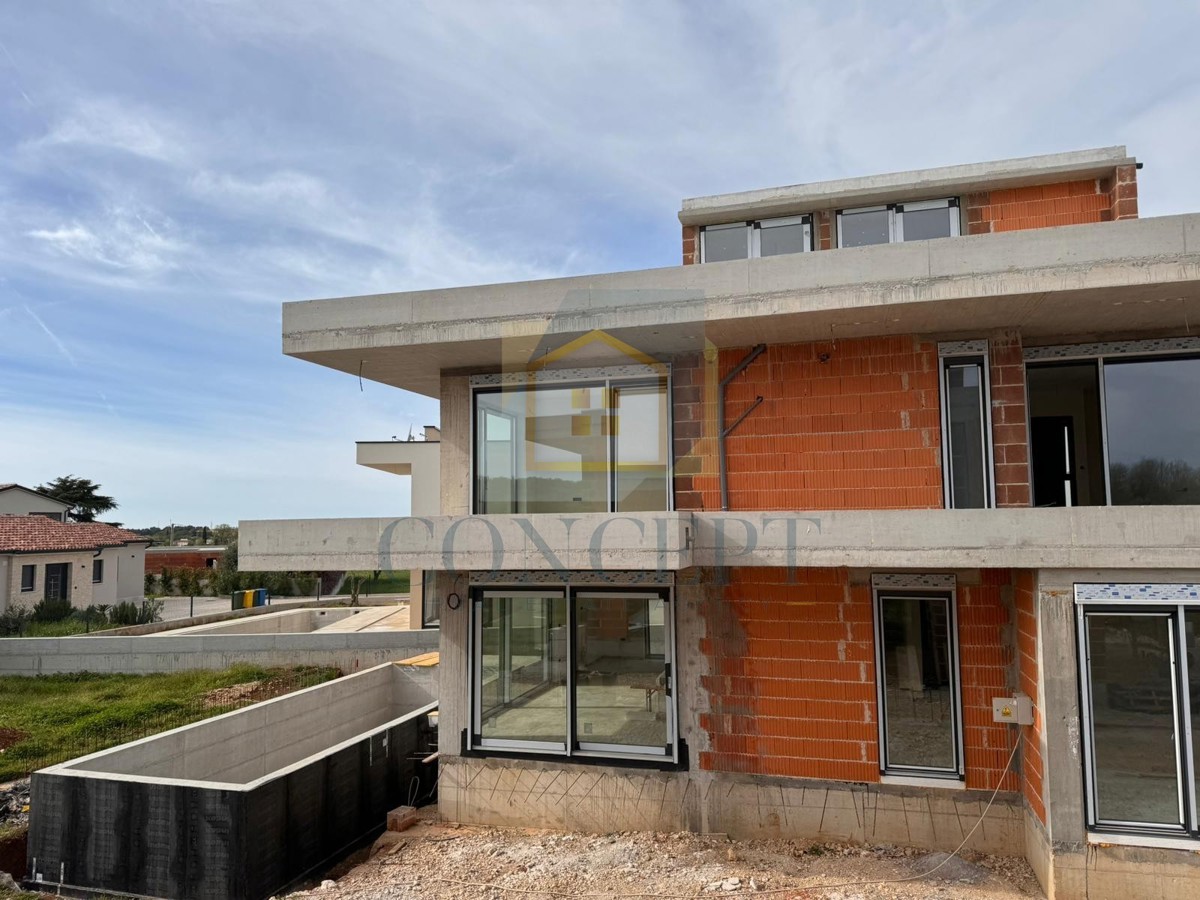 Poreč, uža okolica, samostojna luksuzna vila s bazenom i krovno teraso, 2 km od morja