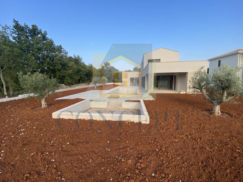 Poreč, okolica, Moderna vila s bazenom na robu vasi, 17 km od morja