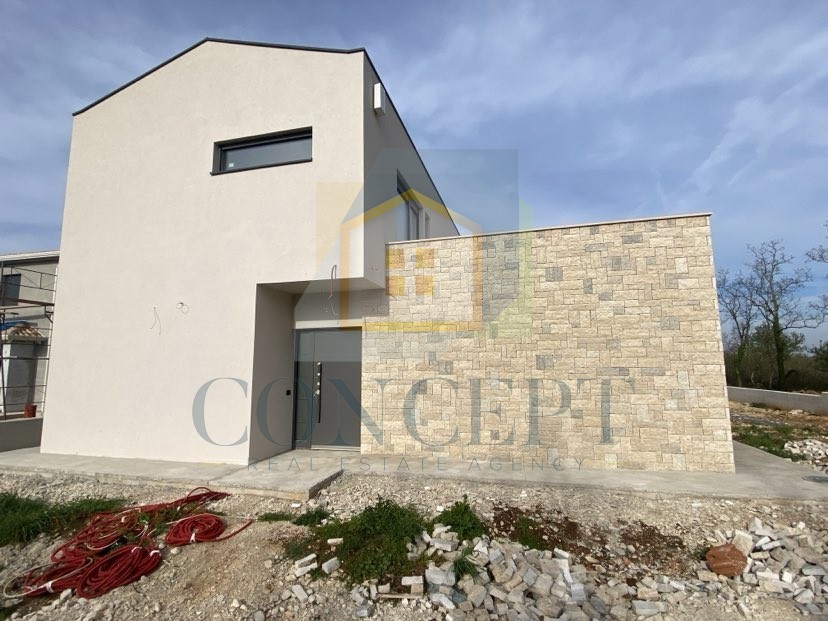 Poreč, okolica, Moderna vila s bazenom na robu vasi, 17 km od morja