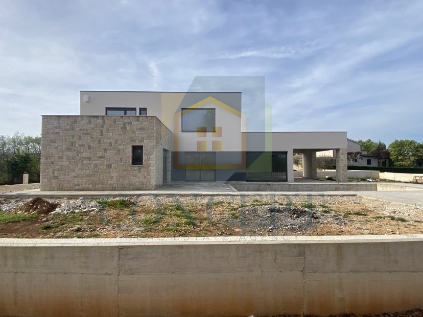 Poreč, okolica, Moderna vila s bazenom na robu vasi, 17 km od morja