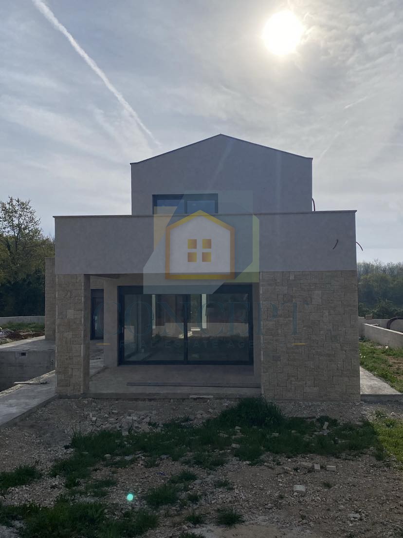 Poreč, okolica, Moderna vila s bazenom na robu vasi, 17 km od morja