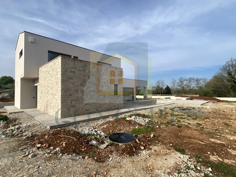 Poreč, okolica, Moderna vila s bazenom na robu vasi, 17 km od morja