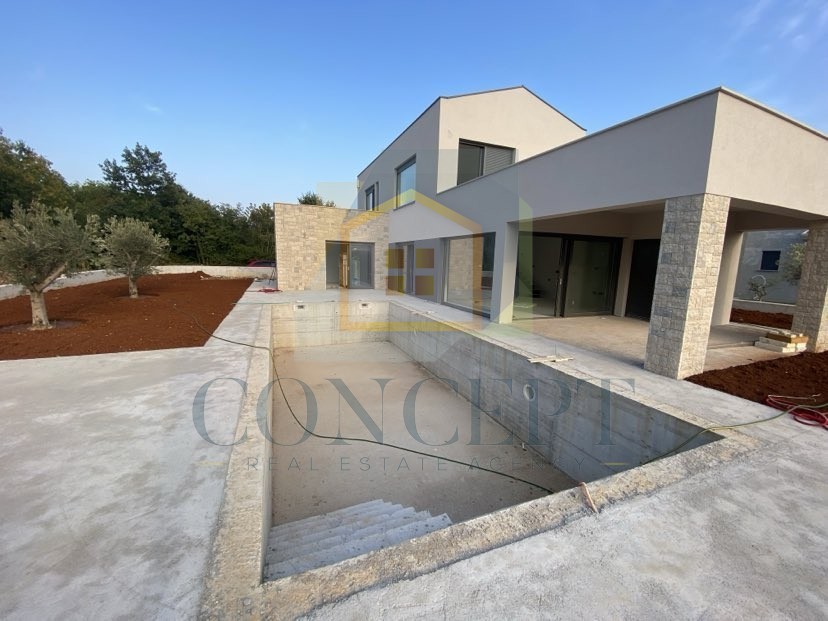 Poreč, okolica, Moderna vila s bazenom na robu vasi, 17 km od morja