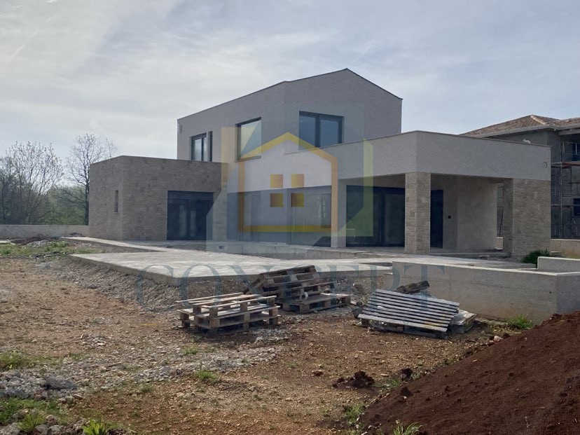 Poreč, okolica, Moderna vila s bazenom na robu vasi, 17 km od morja