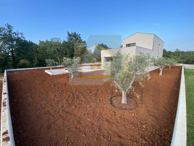 Poreč, okolica, Moderna vila s bazenom na robu vasi, 17 km od morja