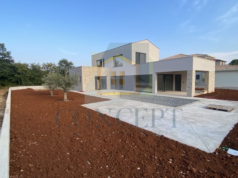 Poreč, okolica, Moderna vila s bazenom na robu vasi, 17 km od morja