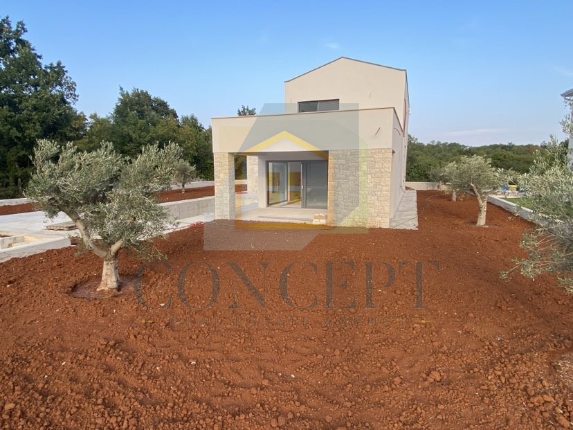 Poreč, okolica, Moderna vila s bazenom na robu vasi, 17 km od morja