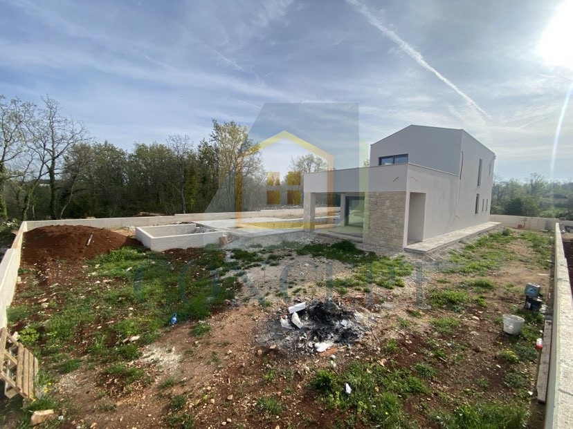 Poreč, okolica, Moderna vila s bazenom na robu vasi, 17 km od morja