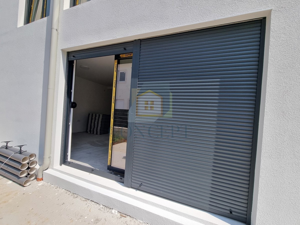 Poreč, uža okolica, Dvojna kuća s okućnicom na odlični lokaciji, 3 km od morja