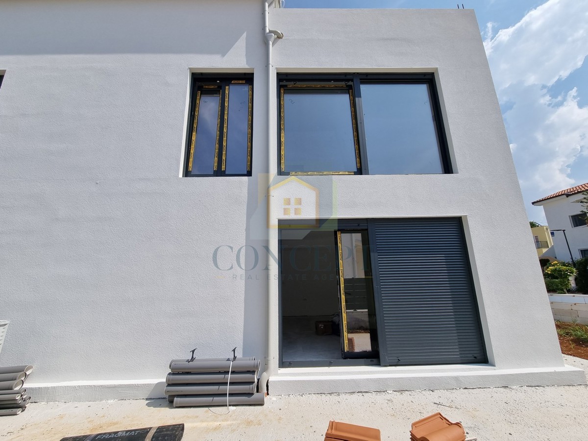 Poreč, uža okolica, Dvojna kuća s okućnicom na odlični lokaciji, 3 km od morja