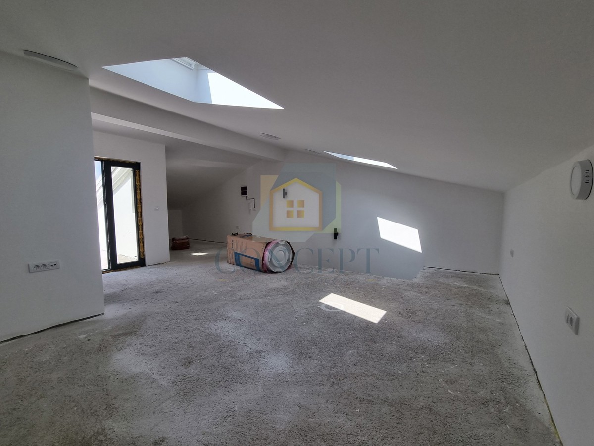 Poreč, uža okolica, Dvojna kuća s okućnicom na odlični lokaciji, 3 km od morja