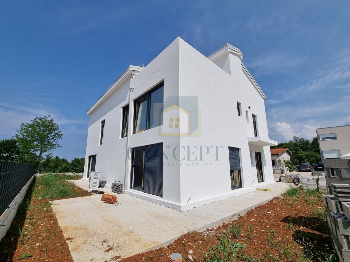 Poreč, uža okolica, Dvojna kuća s okućnicom na odlični lokaciji, 3 km od morja