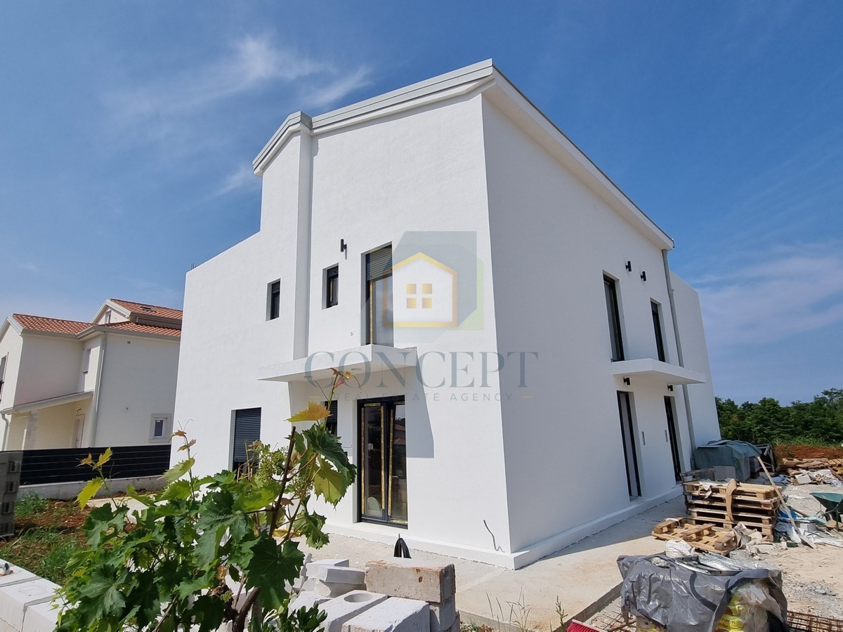 Poreč, uža okolica, Dvojna kuća s okućnicom na odlični lokaciji, 3 km od morja