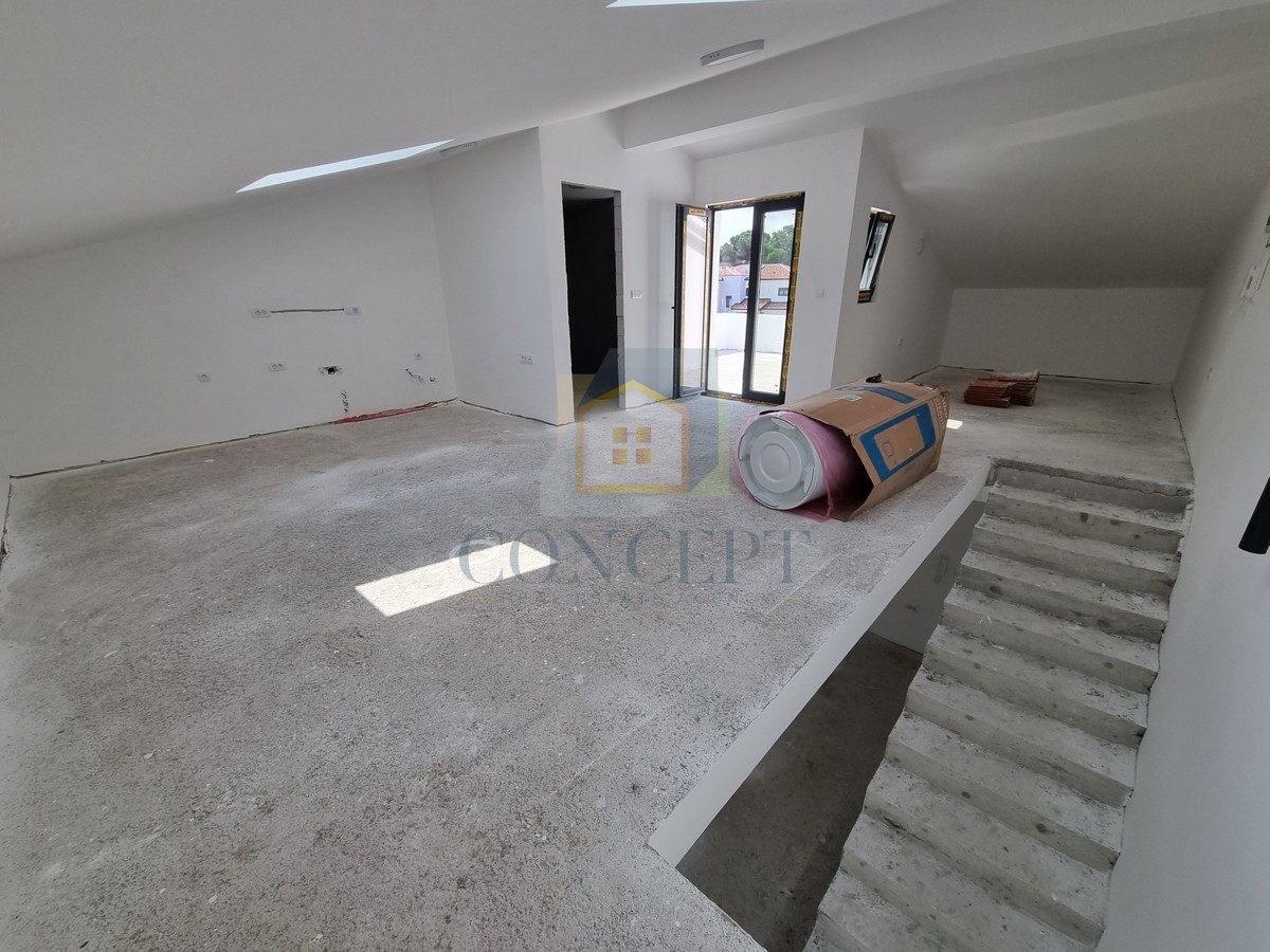 Poreč, uža okolica, Dvojna kuća s okućnicom na odlični lokaciji, 3 km od morja