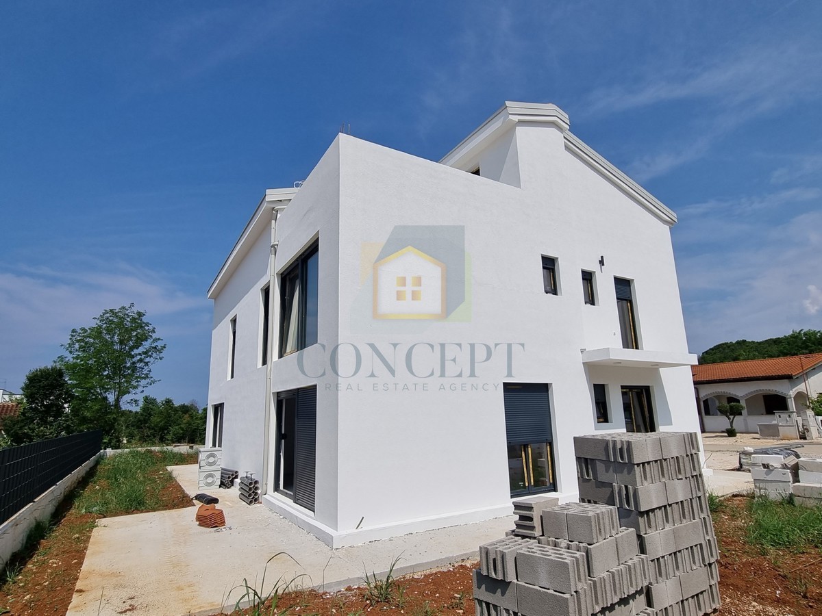 Poreč, uža okolica, Dvojna kuća s okućnicom na odlični lokaciji, 3 km od morja