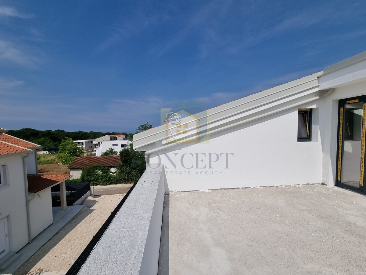 Poreč, uža okolica, Dvojna kuća s okućnicom na odlični lokaciji, 3 km od morja