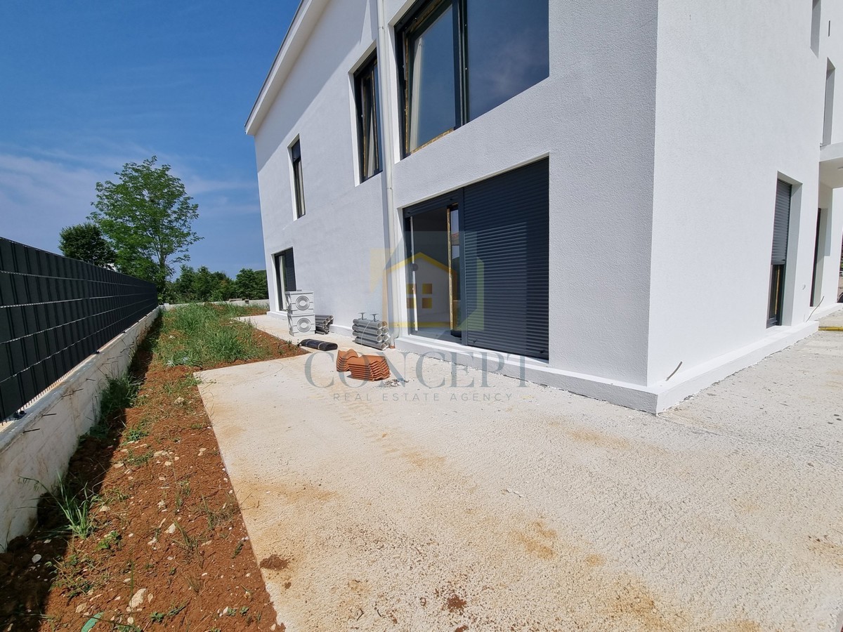 Poreč, uža okolica, Dvojna kuća s okućnicom na odlični lokaciji, 3 km od morja