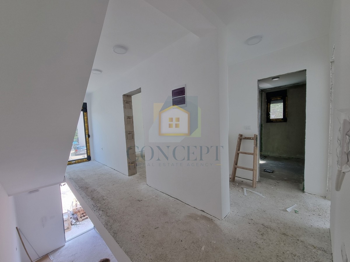 Poreč, uža okolica, Dvojna kuća s okućnicom na odlični lokaciji, 3 km od morja