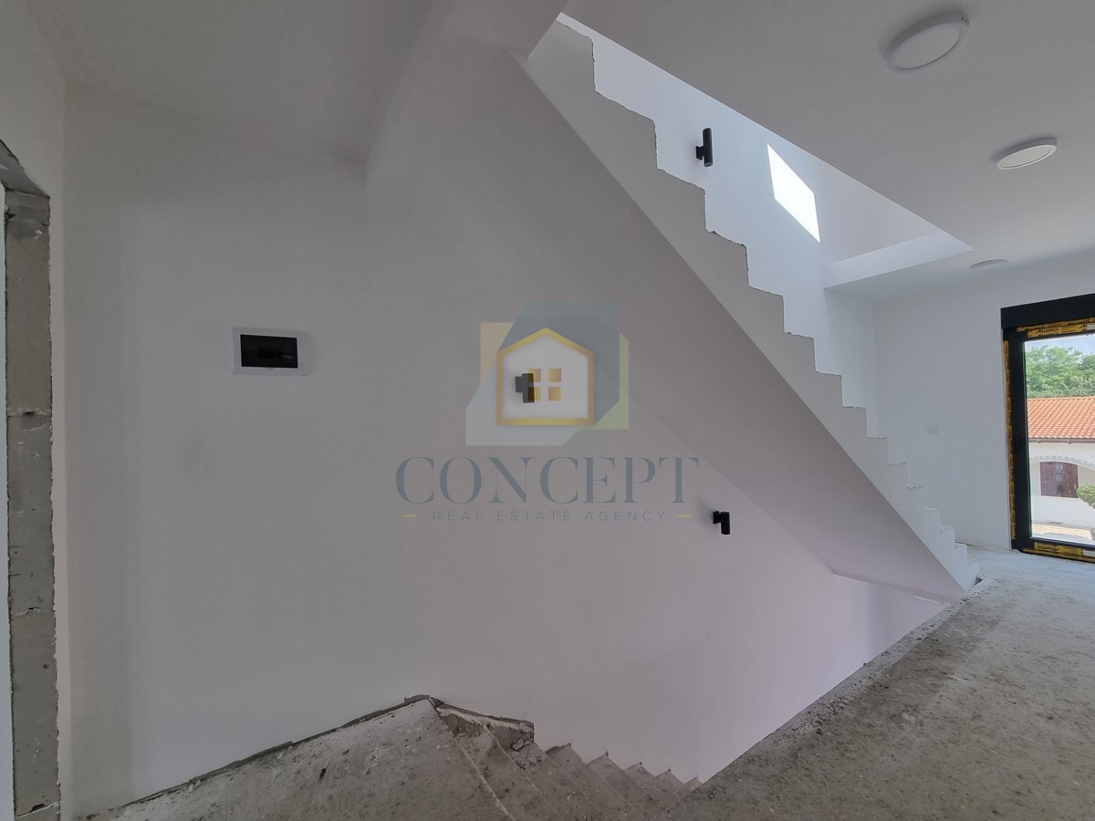 Poreč, uža okolica, Dvojna kuća s okućnicom na odlični lokaciji, 3 km od morja