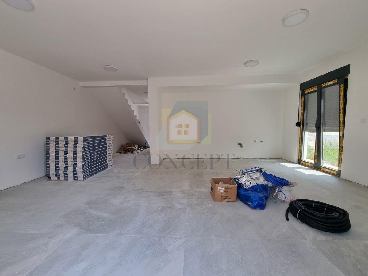 Poreč, uža okolica, Dvojna kuća s okućnicom na odlični lokaciji, 3 km od morja