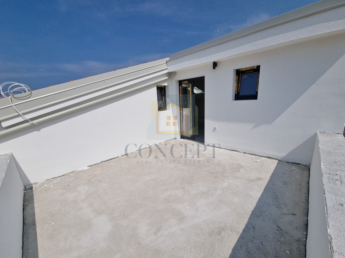 Poreč, uža okolica, Dvojna kuća s okućnicom na odlični lokaciji, 3 km od morja